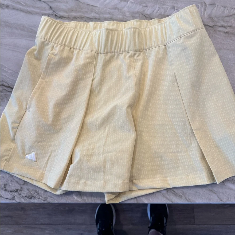 adidas Women’s Pale Yellow Pleated Golf Skort - Picture 1 of 6
